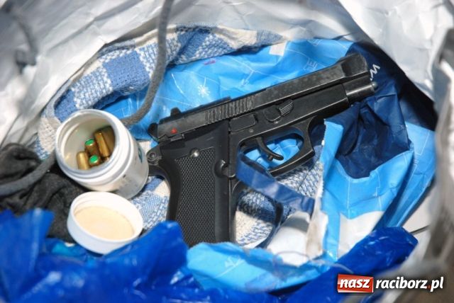 Zdjęcie w galerii na portalu naszraciborz.pl: ŚOSG: Zatrzymana nielegalna broń gazowa wiadomości z regionu