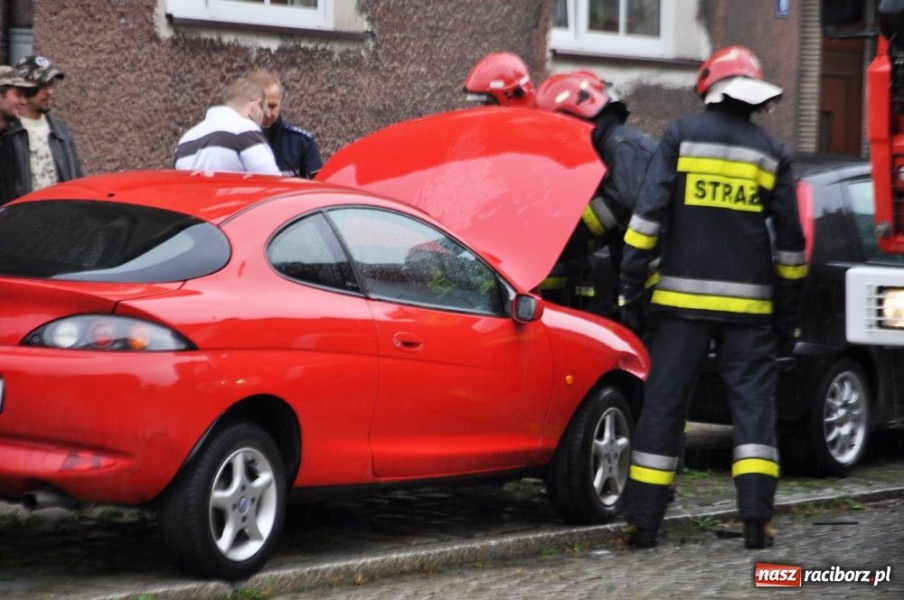 Zdjęcie w galerii na portalu naszraciborz.pl: Zaalarmował o dymiącym się aucie wiadomości z regionu