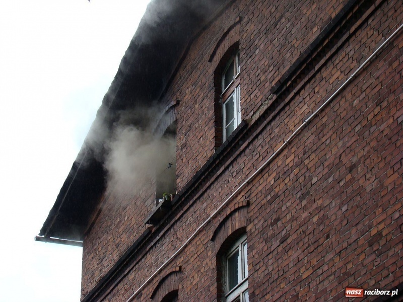 Zdjęcie w galerii na portalu naszraciborz.pl: Pożar w budynku przy Kolejowej wiadomości z regionu