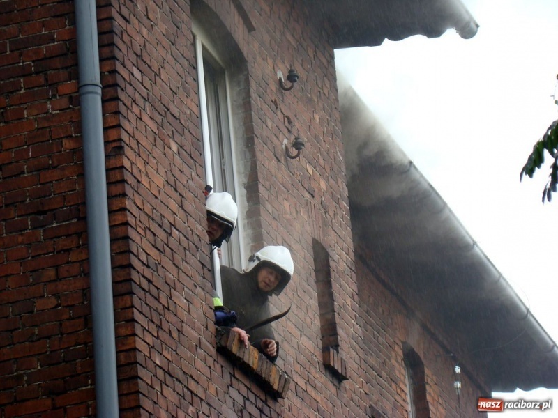 Zdjęcie w galerii na portalu naszraciborz.pl: Pożar w budynku przy Kolejowej wiadomości z regionu