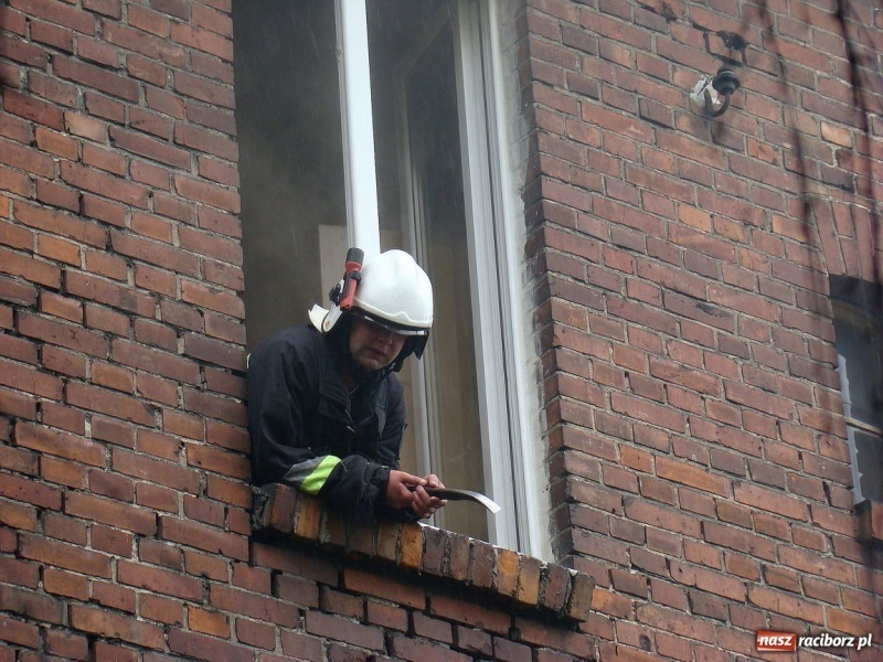 Zdjęcie w galerii na portalu naszraciborz.pl: Pożar w budynku przy Kolejowej wiadomości z regionu