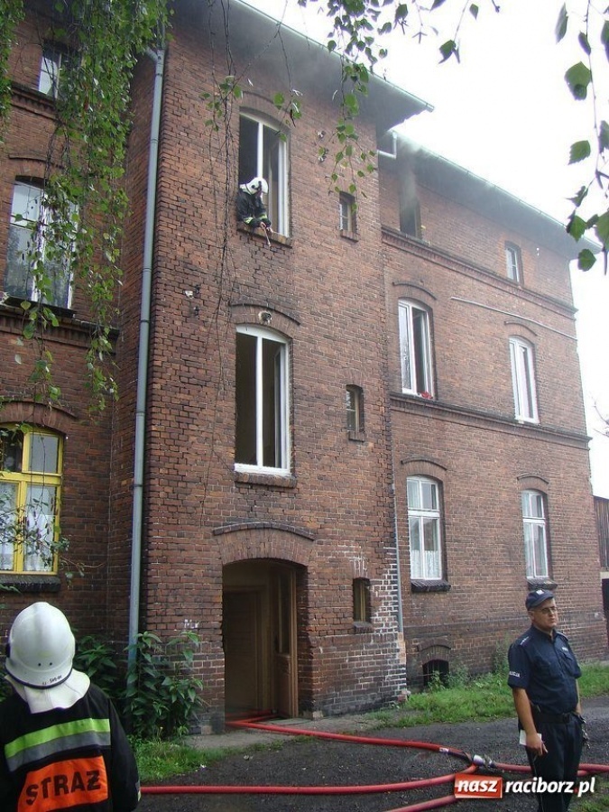 Zdjęcie w galerii na portalu naszraciborz.pl: Pożar w budynku przy Kolejowej wiadomości z regionu