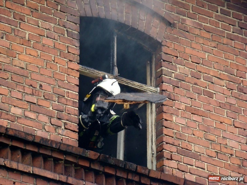 Zdjęcie w galerii na portalu naszraciborz.pl: Pożar w budynku przy Kolejowej wiadomości z regionu