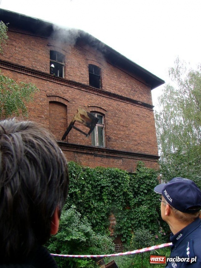 Zdjęcie w galerii na portalu naszraciborz.pl: Pożar w budynku przy Kolejowej wiadomości z regionu