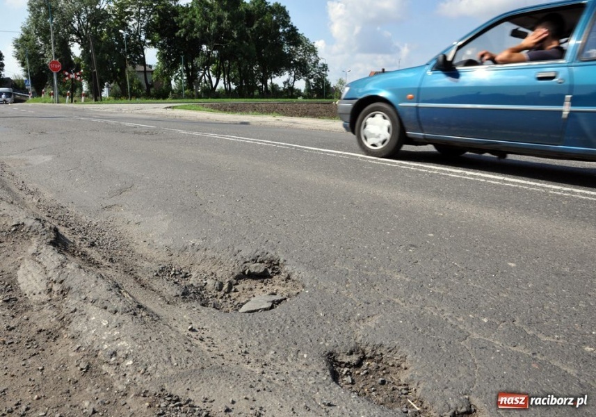 Zdjęcie w galerii na portalu naszraciborz.pl: Negocjacje trwają, dziury coraz większe wiadomości z regionu