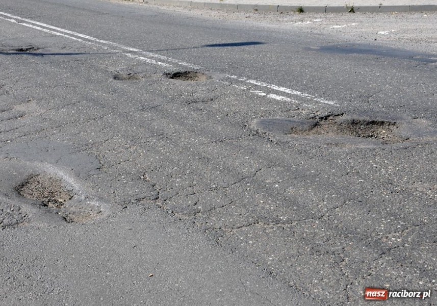 Zdjęcie w galerii na portalu naszraciborz.pl: Negocjacje trwają, dziury coraz większe wiadomości z regionu