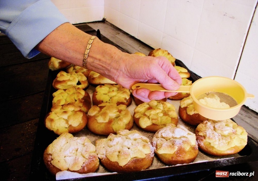 Zdjęcie w galerii na portalu naszraciborz.pl: Kołocz śląski z logo UE wiadomości z regionu