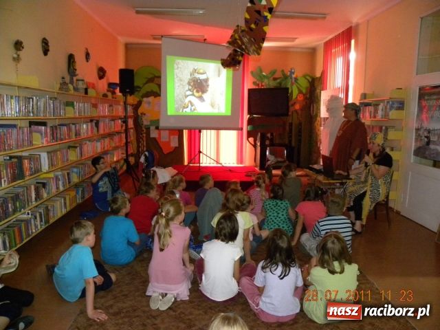 Zdjęcie w galerii na portalu naszraciborz.pl: Chustomania w Bibliotece wiadomości z regionu
