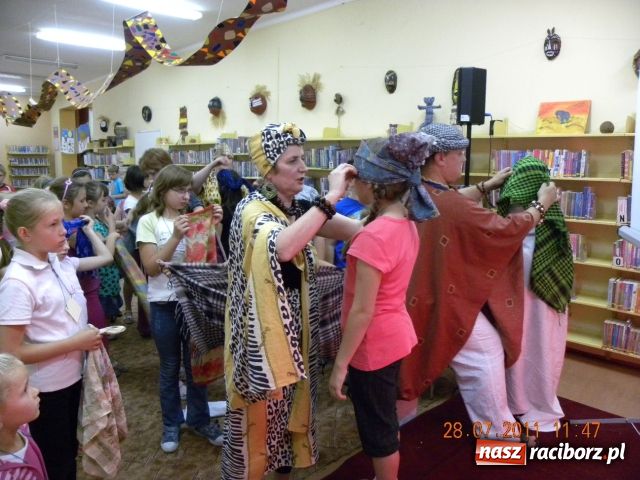 Zdjęcie w galerii na portalu naszraciborz.pl: Chustomania w Bibliotece wiadomości z regionu