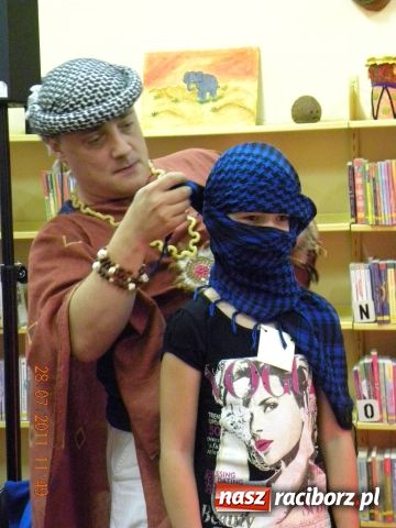 Zdjęcie w galerii na portalu naszraciborz.pl: Chustomania w Bibliotece wiadomości z regionu