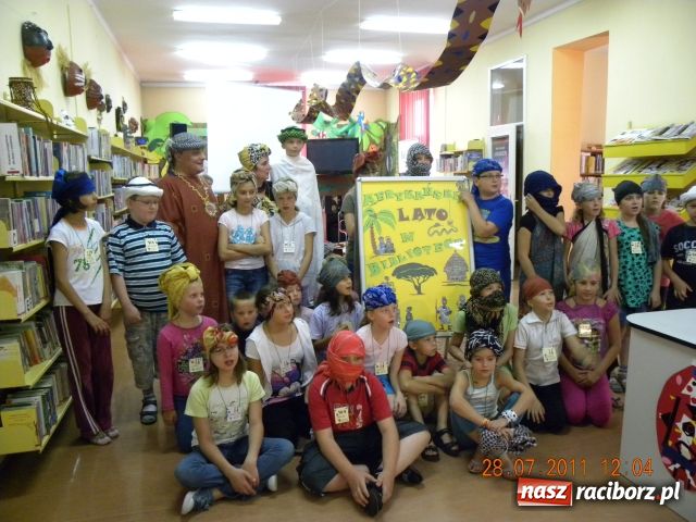 Zdjęcie w galerii na portalu naszraciborz.pl: Chustomania w Bibliotece wiadomości z regionu