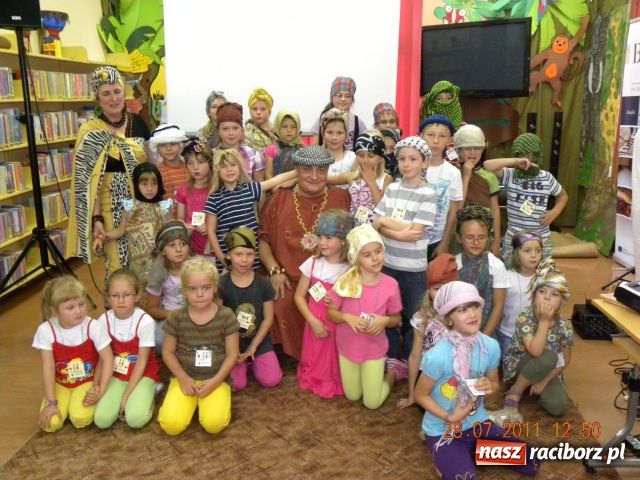 Zdjęcie w galerii na portalu naszraciborz.pl: Chustomania w Bibliotece wiadomości z regionu