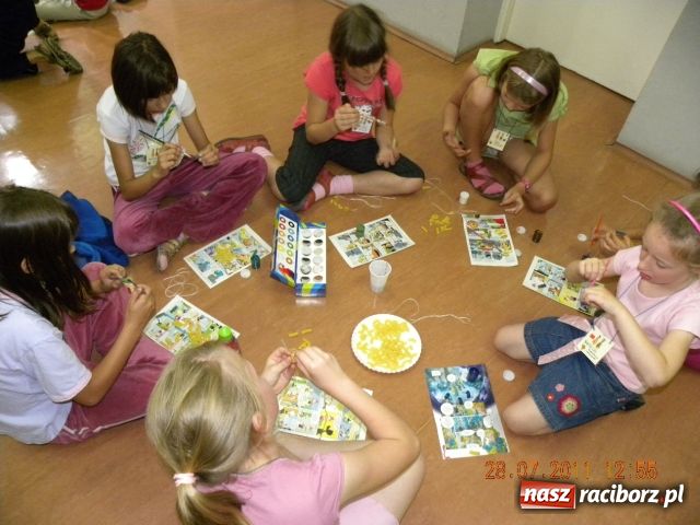 Zdjęcie w galerii na portalu naszraciborz.pl: Chustomania w Bibliotece wiadomości z regionu