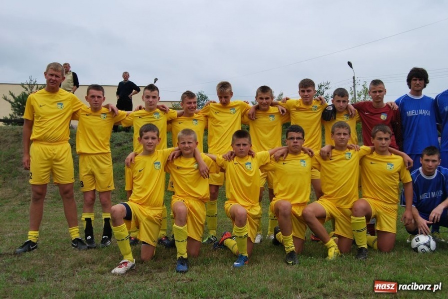 Zdjęcie w galerii na portalu naszraciborz.pl: Trofeum w rękach Koziołków wiadomości z regionu