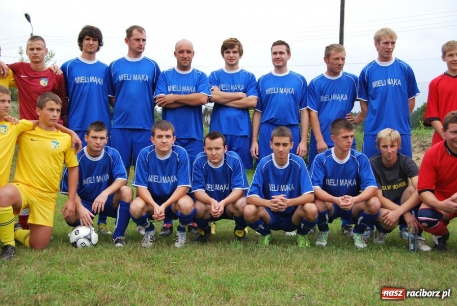 Zdjęcie w galerii na portalu naszraciborz.pl: Trofeum w rękach Koziołków wiadomości z regionu