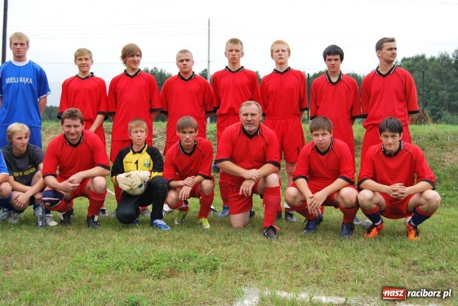 Zdjęcie w galerii na portalu naszraciborz.pl: Trofeum w rękach Koziołków wiadomości z regionu