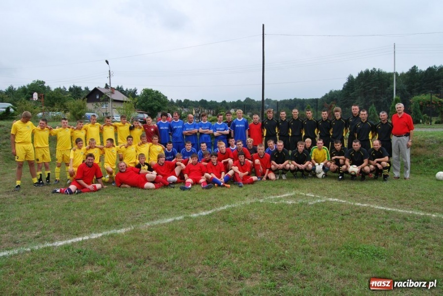 Zdjęcie w galerii na portalu naszraciborz.pl: Trofeum w rękach Koziołków wiadomości z regionu