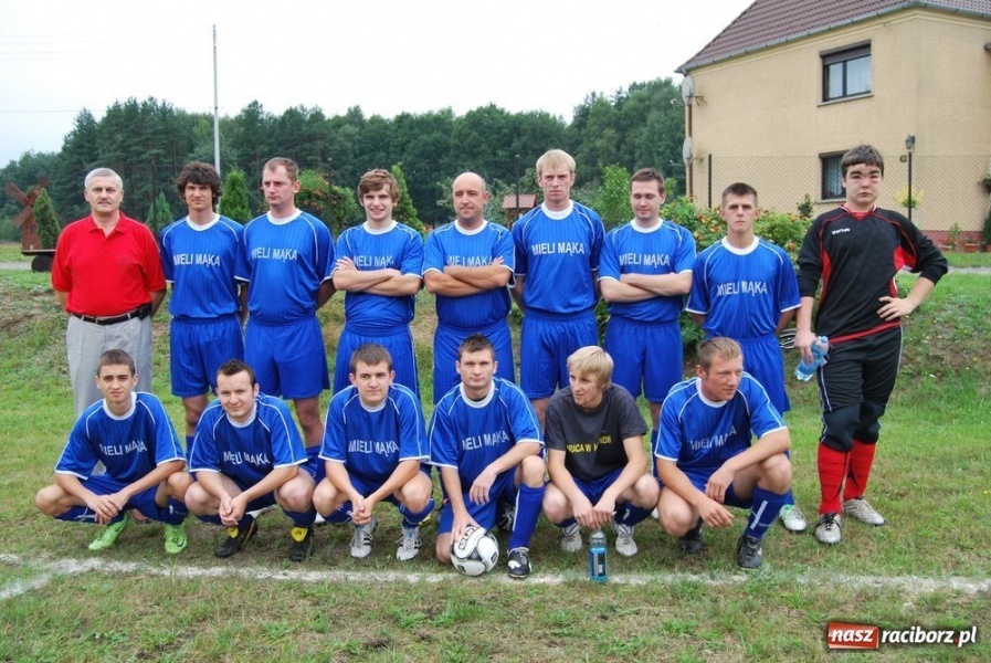 Zdjęcie w galerii na portalu naszraciborz.pl: Trofeum w rękach Koziołków wiadomości z regionu