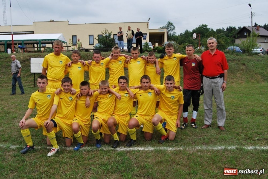 Zdjęcie w galerii na portalu naszraciborz.pl: Trofeum w rękach Koziołków wiadomości z regionu
