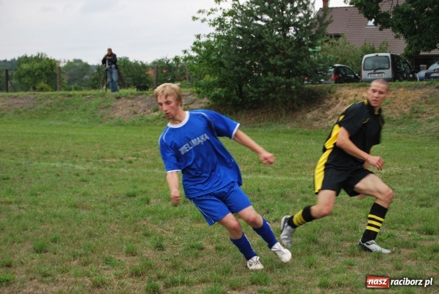 Zdjęcie w galerii na portalu naszraciborz.pl: Trofeum w rękach Koziołków wiadomości z regionu
