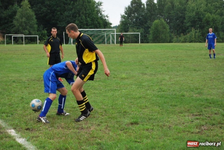 Zdjęcie w galerii na portalu naszraciborz.pl: Trofeum w rękach Koziołków wiadomości z regionu