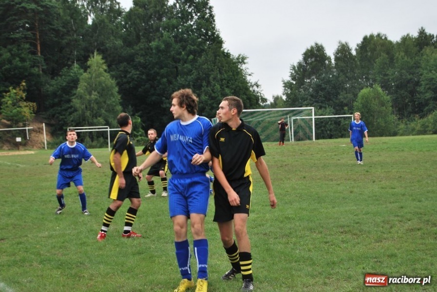 Zdjęcie w galerii na portalu naszraciborz.pl: Trofeum w rękach Koziołków wiadomości z regionu