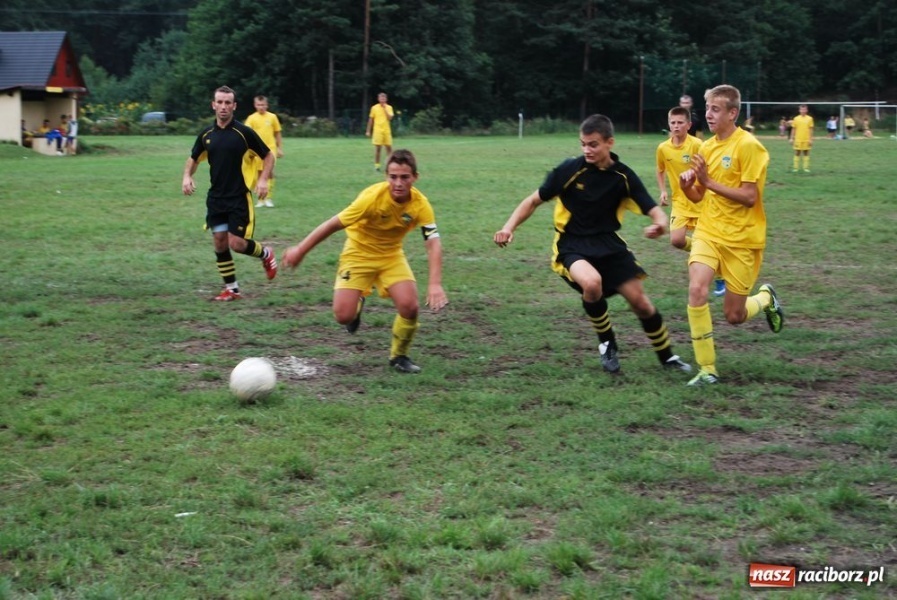 Zdjęcie w galerii na portalu naszraciborz.pl: Trofeum w rękach Koziołków wiadomości z regionu