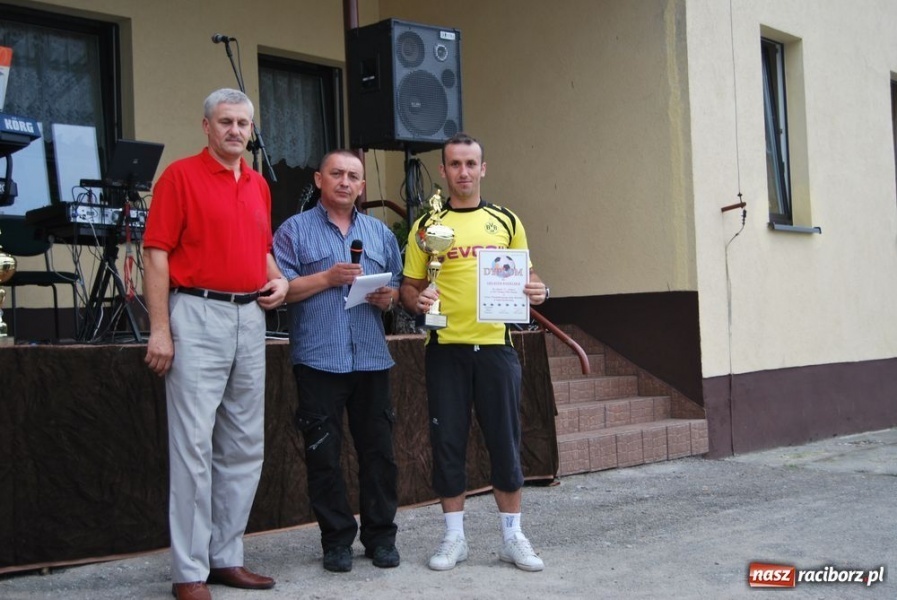 Zdjęcie w galerii na portalu naszraciborz.pl: Trofeum w rękach Koziołków wiadomości z regionu