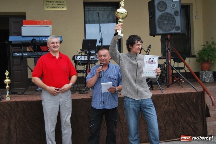 Zdjęcie w galerii na portalu naszraciborz.pl: Trofeum w rękach Koziołków wiadomości z regionu