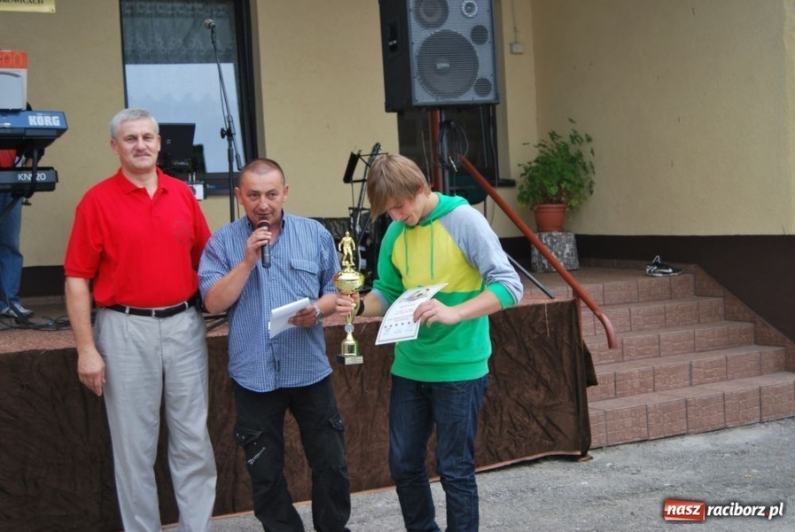 Zdjęcie w galerii na portalu naszraciborz.pl: Trofeum w rękach Koziołków wiadomości z regionu