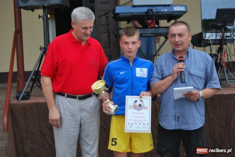 Zdjęcie w galerii na portalu naszraciborz.pl: Trofeum w rękach Koziołków wiadomości z regionu