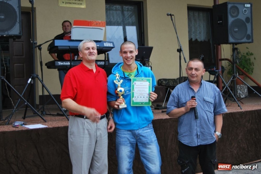 Zdjęcie w galerii na portalu naszraciborz.pl: Trofeum w rękach Koziołków wiadomości z regionu