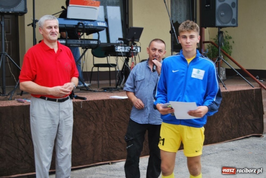 Zdjęcie w galerii na portalu naszraciborz.pl: Trofeum w rękach Koziołków wiadomości z regionu