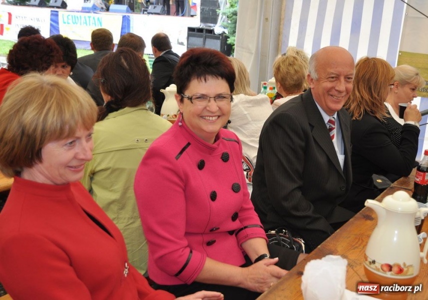 Zdjęcie w galerii na portalu naszraciborz.pl: 10. Dni Krzanowic. Pierwsze w deszczu wiadomości z regionu