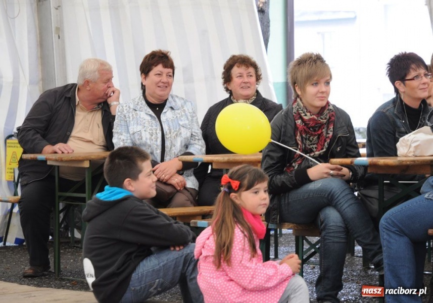 Zdjęcie w galerii na portalu naszraciborz.pl: 10. Dni Krzanowic. Pierwsze w deszczu wiadomości z regionu