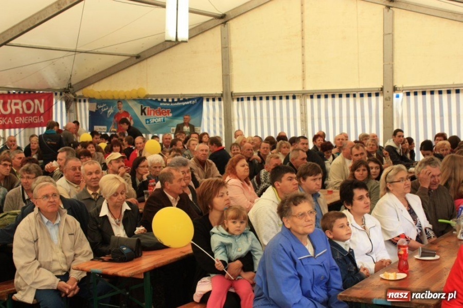 Zdjęcie w galerii na portalu naszraciborz.pl: 10. Dni Krzanowic. Pierwsze w deszczu wiadomości z regionu