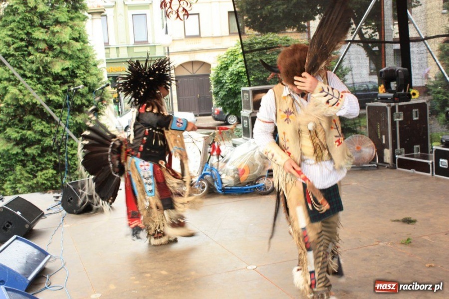 Zdjęcie w galerii na portalu naszraciborz.pl: 10. Dni Krzanowic. Pierwsze w deszczu wiadomości z regionu