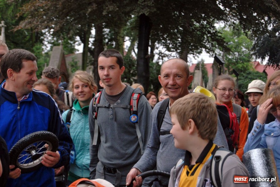 Zdjęcie w galerii na portalu naszraciborz.pl: Pielgrzymi wyruszyli na Jasną Górę wiadomości z regionu