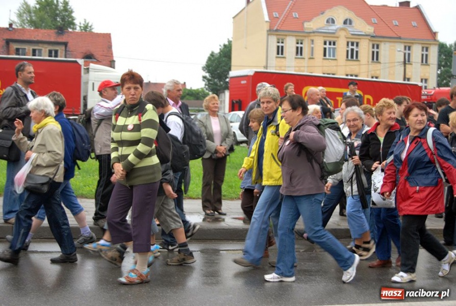 Zdjęcie w galerii na portalu naszraciborz.pl: Pielgrzymi wyruszyli na Jasną Górę wiadomości z regionu