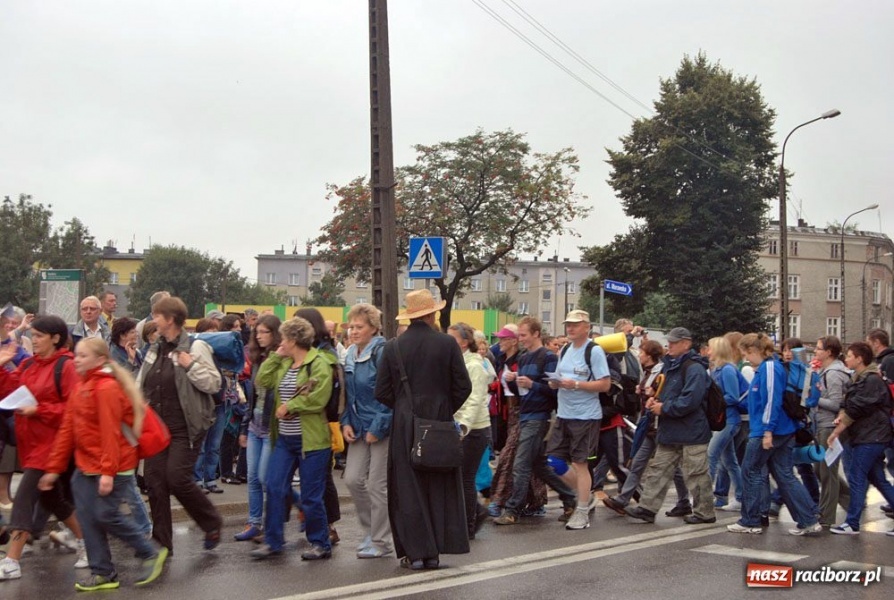 Zdjęcie w galerii na portalu naszraciborz.pl: Pielgrzymi wyruszyli na Jasną Górę wiadomości z regionu