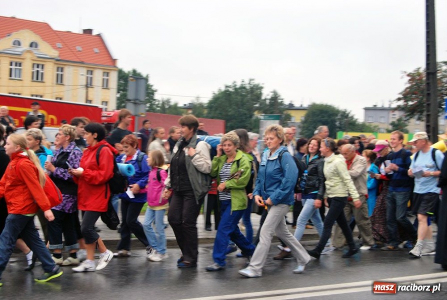 Zdjęcie w galerii na portalu naszraciborz.pl: Pielgrzymi wyruszyli na Jasną Górę wiadomości z regionu