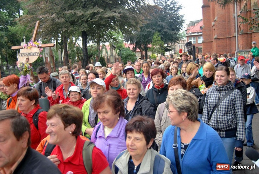 Zdjęcie w galerii na portalu naszraciborz.pl: Pielgrzymi wyruszyli na Jasną Górę wiadomości z regionu