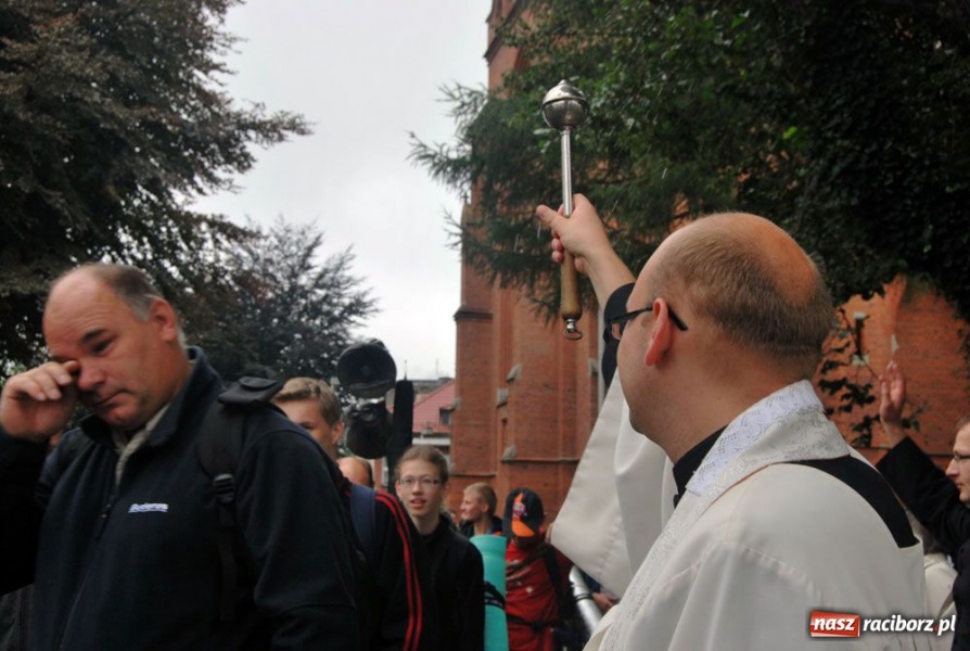 Zdjęcie w galerii na portalu naszraciborz.pl: Pielgrzymi wyruszyli na Jasną Górę wiadomości z regionu
