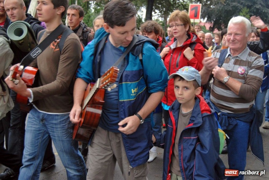Zdjęcie w galerii na portalu naszraciborz.pl: Pielgrzymi wyruszyli na Jasną Górę wiadomości z regionu