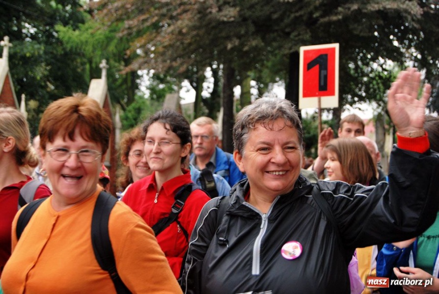 Zdjęcie w galerii na portalu naszraciborz.pl: Pielgrzymi wyruszyli na Jasną Górę wiadomości z regionu