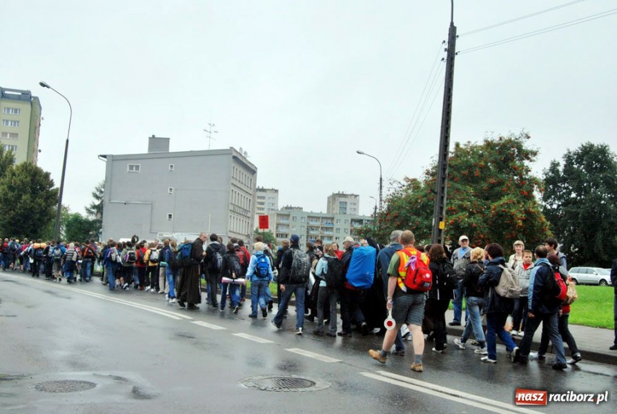 Zdjęcie w galerii na portalu naszraciborz.pl: Pielgrzymi wyruszyli na Jasną Górę wiadomości z regionu