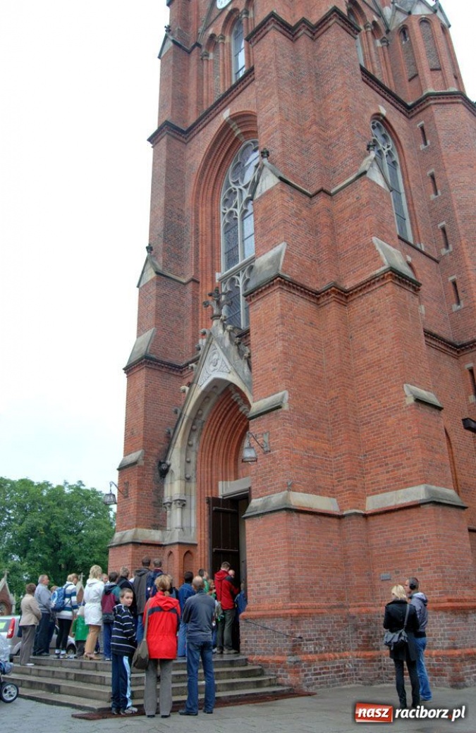 Zdjęcie w galerii na portalu naszraciborz.pl: Pielgrzymi wyruszyli na Jasną Górę wiadomości z regionu