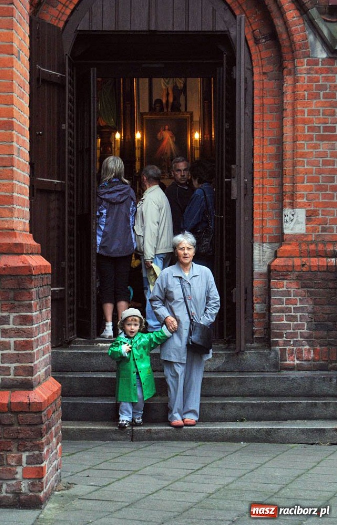 Zdjęcie w galerii na portalu naszraciborz.pl: Pielgrzymi wyruszyli na Jasną Górę wiadomości z regionu