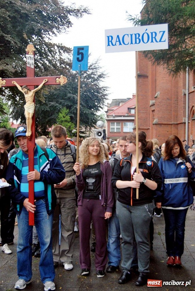 Zdjęcie w galerii na portalu naszraciborz.pl: Pielgrzymi wyruszyli na Jasną Górę wiadomości z regionu