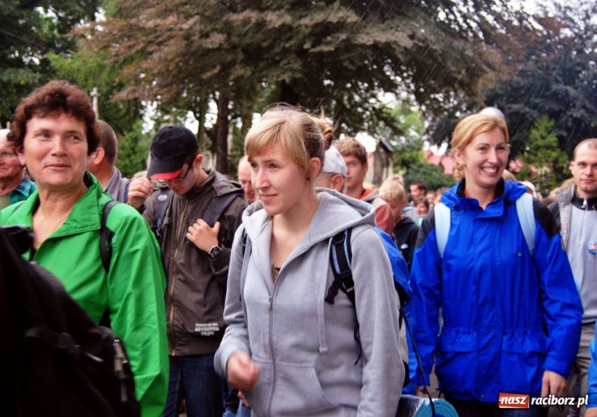 Zdjęcie w galerii na portalu naszraciborz.pl: Pielgrzymi wyruszyli na Jasną Górę wiadomości z regionu